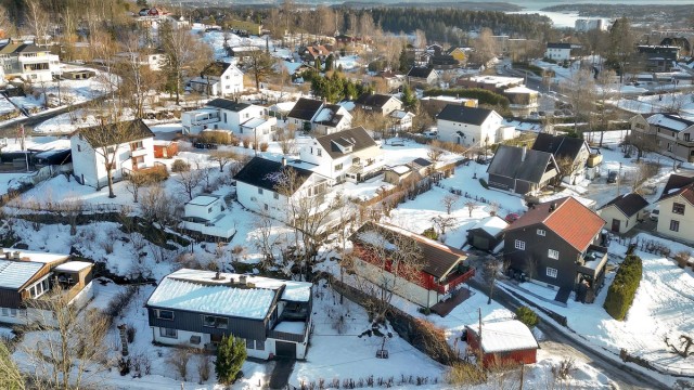 Her bor man i trygge og barnevennlige omgivelser med nærhet til barnehager, skoler, fritidsaktiviteter, offentlig kommunikasjon samt gode servicetilbud