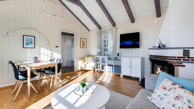 Stuen er malt i lyse farger og man har plass til både sofagruppe og spisebord.