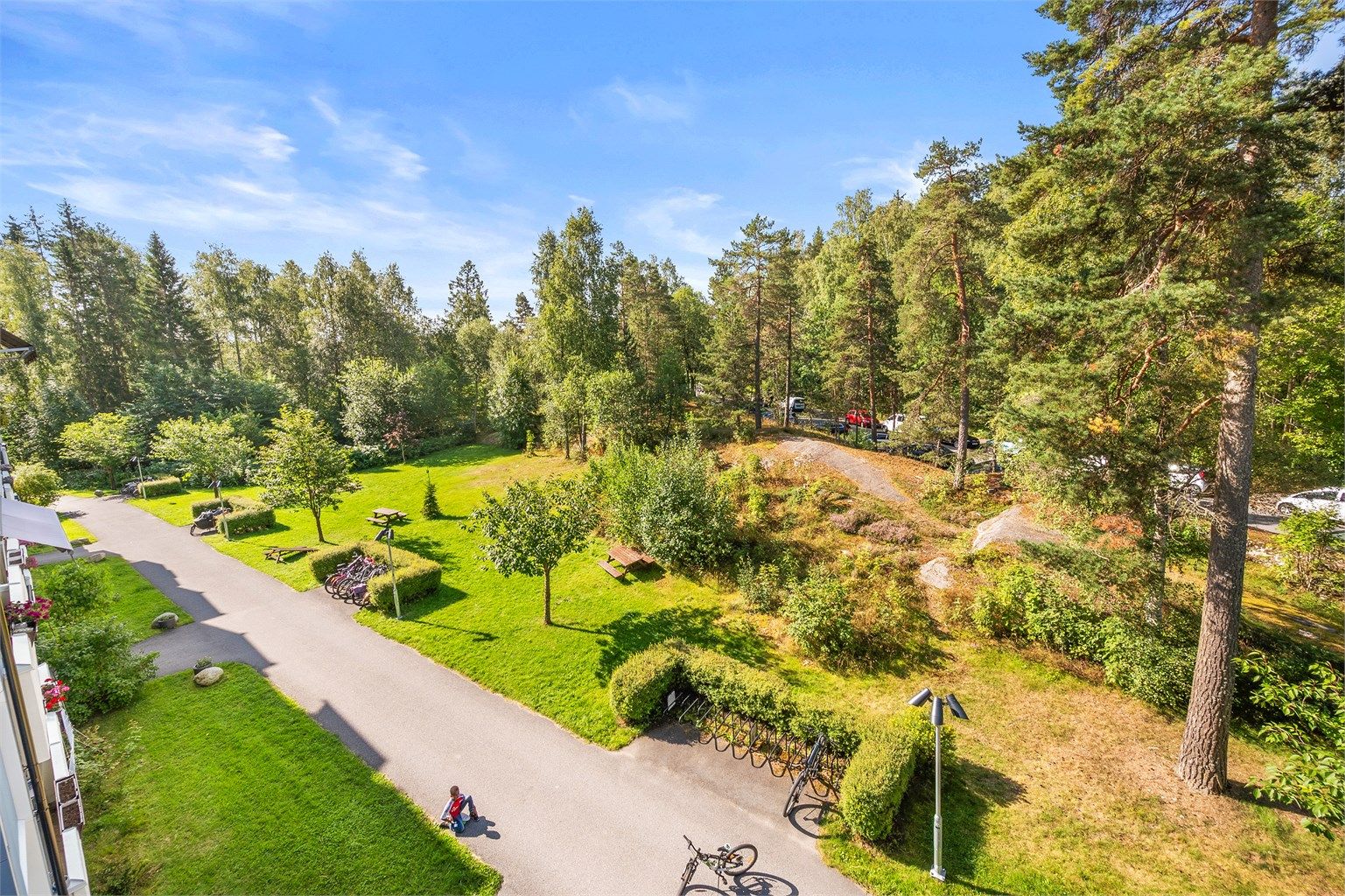 Sjekk ut den luftige og flotte utsikten fra balkongen, stuen og kjøkkenet. Mye luft rundt blokkene og utsyn mot skog (Bølerskogen) og dyreliv! Fra tid til annen ser du rådyr spankulere forbi.