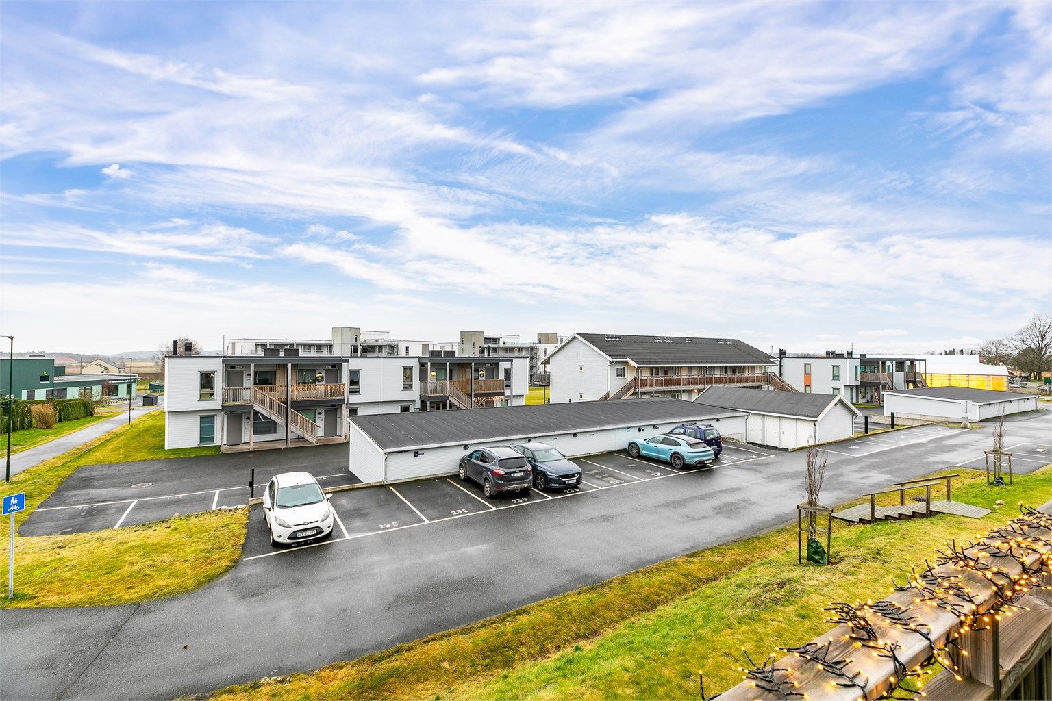 Ingen motstående bebyggelse rett foran innebærer at leiligheten er lite eksponert for innsyn. Fotograf; Børge Oppegård.