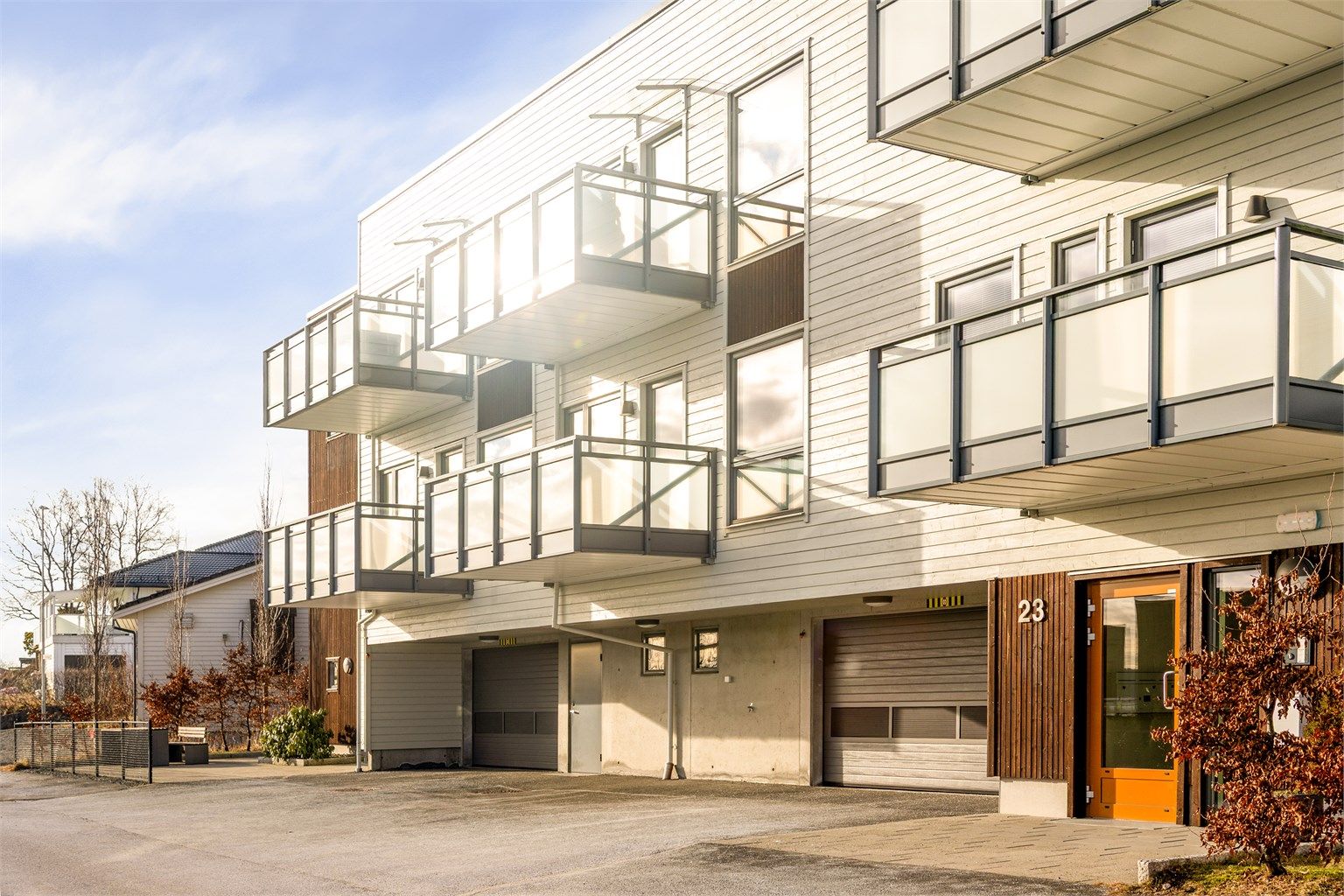 Ta heisen fra leiligheten til fast romslig garasjeplass og sportsbod. Det er også felles sykkelbod ved inngangspartiet.  