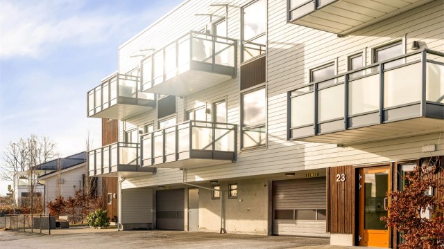 Ta heisen fra leiligheten til fast romslig garasjeplass og sportsbod. Det er også felles sykkelbod ved inngangspartiet.