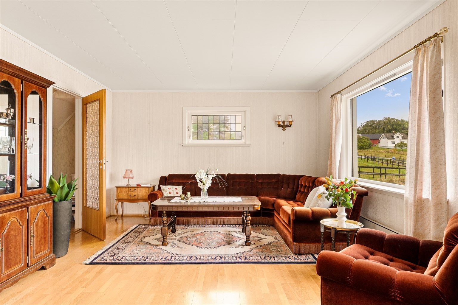 Finstuen har tregulv og god plass til sofagruppe og sitteplasser.