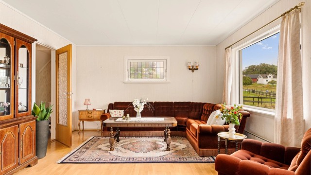 Finstuen har tregulv og god plass til sofagruppe og sitteplasser.