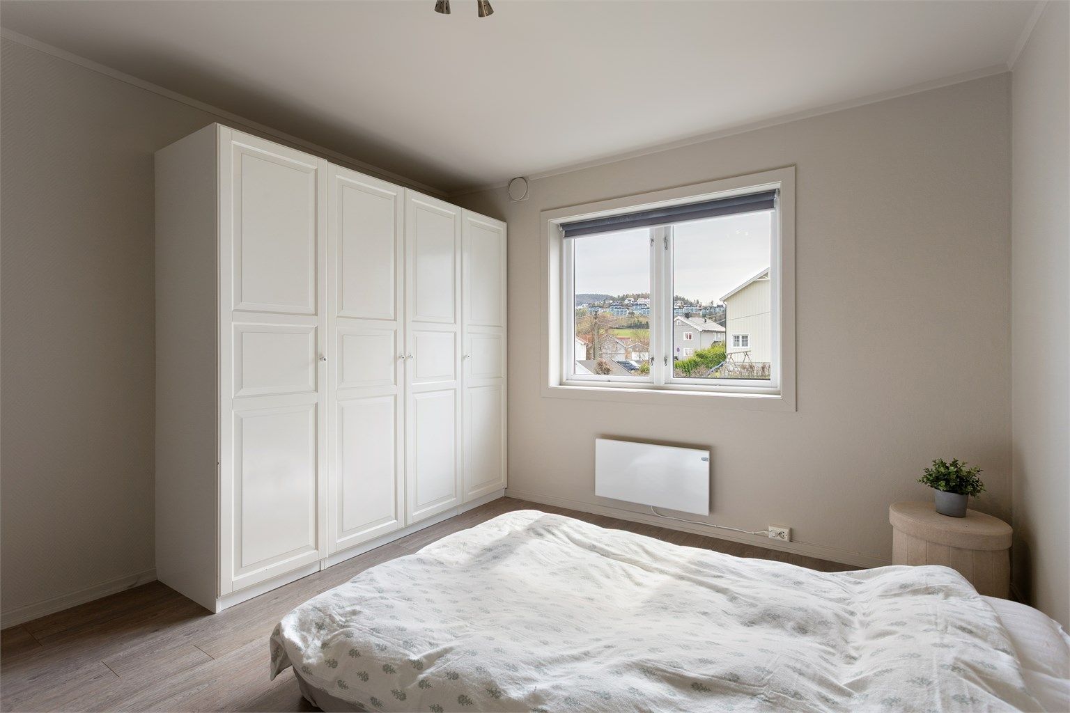 Hovedsoverommet har god plass til dobbeltseng og en romslig garderobeløsning.