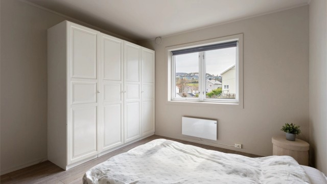 Hovedsoverommet har god plass til dobbeltseng og en romslig garderobeløsning.