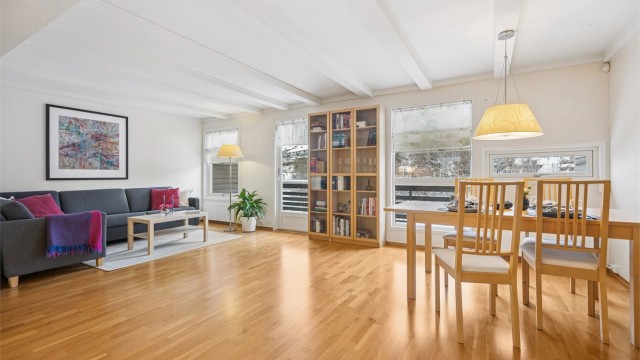 Stuen er av god størrelse med god plass til sofagruppe og spisemøblement i tilknytning til kjøkkenet.