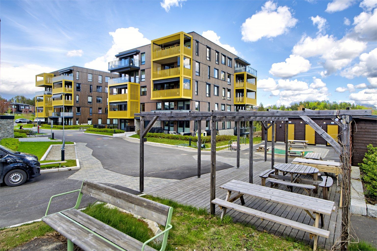 Fasade - pent opparbeidete fellesarealer - minimal biltrafikk på tunet - flere sitteplasser, grøntområder, m.m. på sameiets tomt