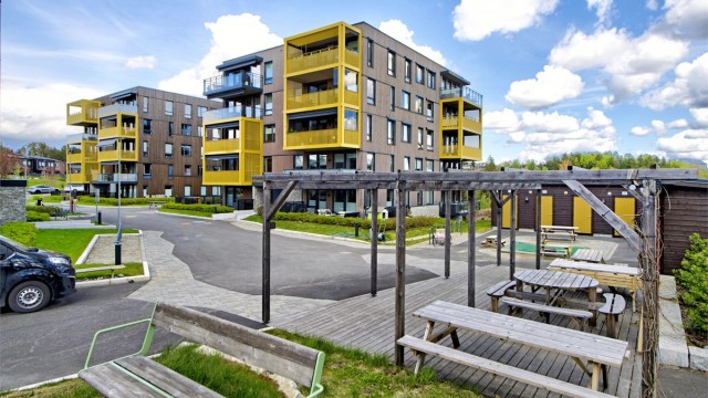 Fasade - pent opparbeidete fellesarealer - minimal biltrafikk på tunet - flere sitteplasser, grøntområder, m.m. på sameiets tomt