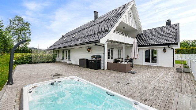 Den store terrassen strekker seg langs store deler av husets vest- og nordside.
Motstrømsbasseng medfølger ikke men kan kjøpes - kfr. megler