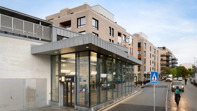 Det er kun få meter å gå til Løren T-banestasjon med linje 4, samt til stopp for busslinjene 21 og 28 m.fl.