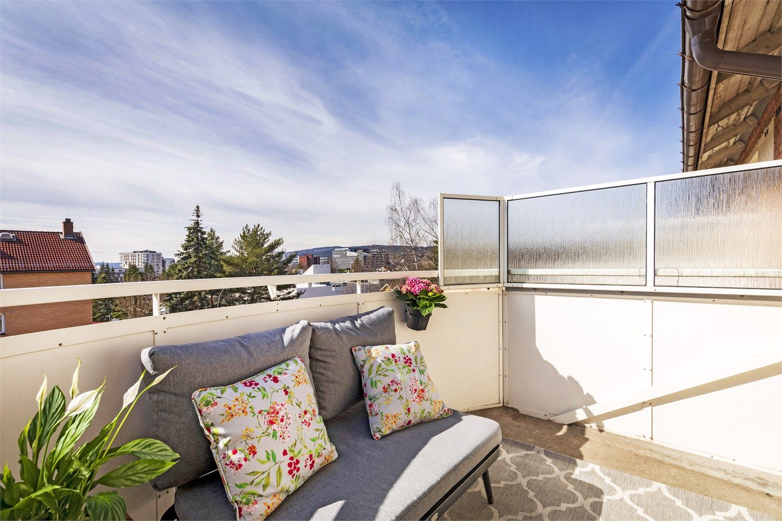 Balkongen har plass til både en sittegruppe og gassgrill