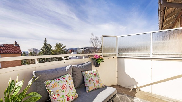 Balkongen har plass til både en sittegruppe og gassgrill