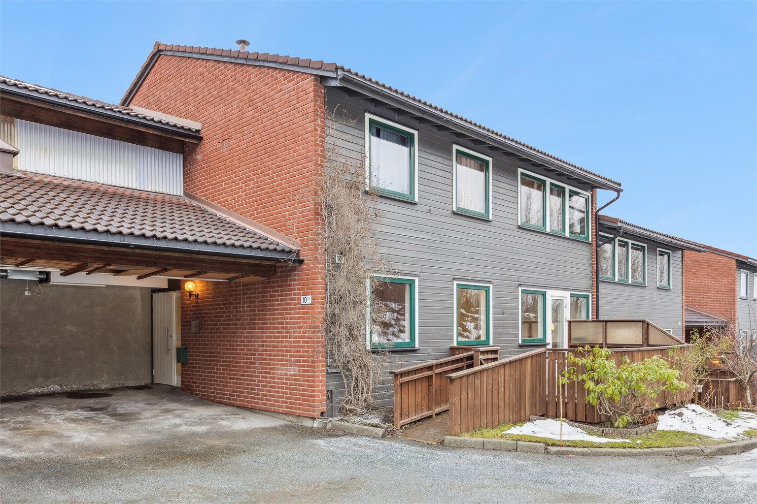 Fra stuen har man direkte utgang til en romslig terrasse på 14 kvm med universell utforming og formiddagssol. Terrassen vil på sommerstid oppleves som en fin forlengelse av stuen. 