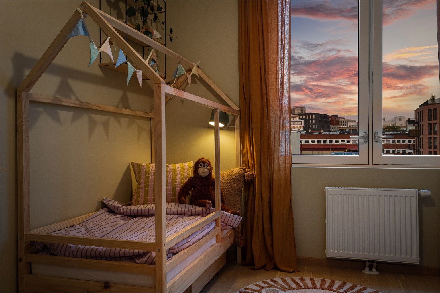 Fra vinduet kan du nyte utsikt mot nærområdet og en vakker kveldshimmel når dagen går mot slutten.