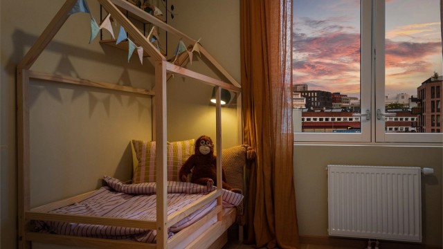 Fra vinduet kan du nyte utsikt mot nærområdet og en vakker kveldshimmel når dagen går mot slutten.