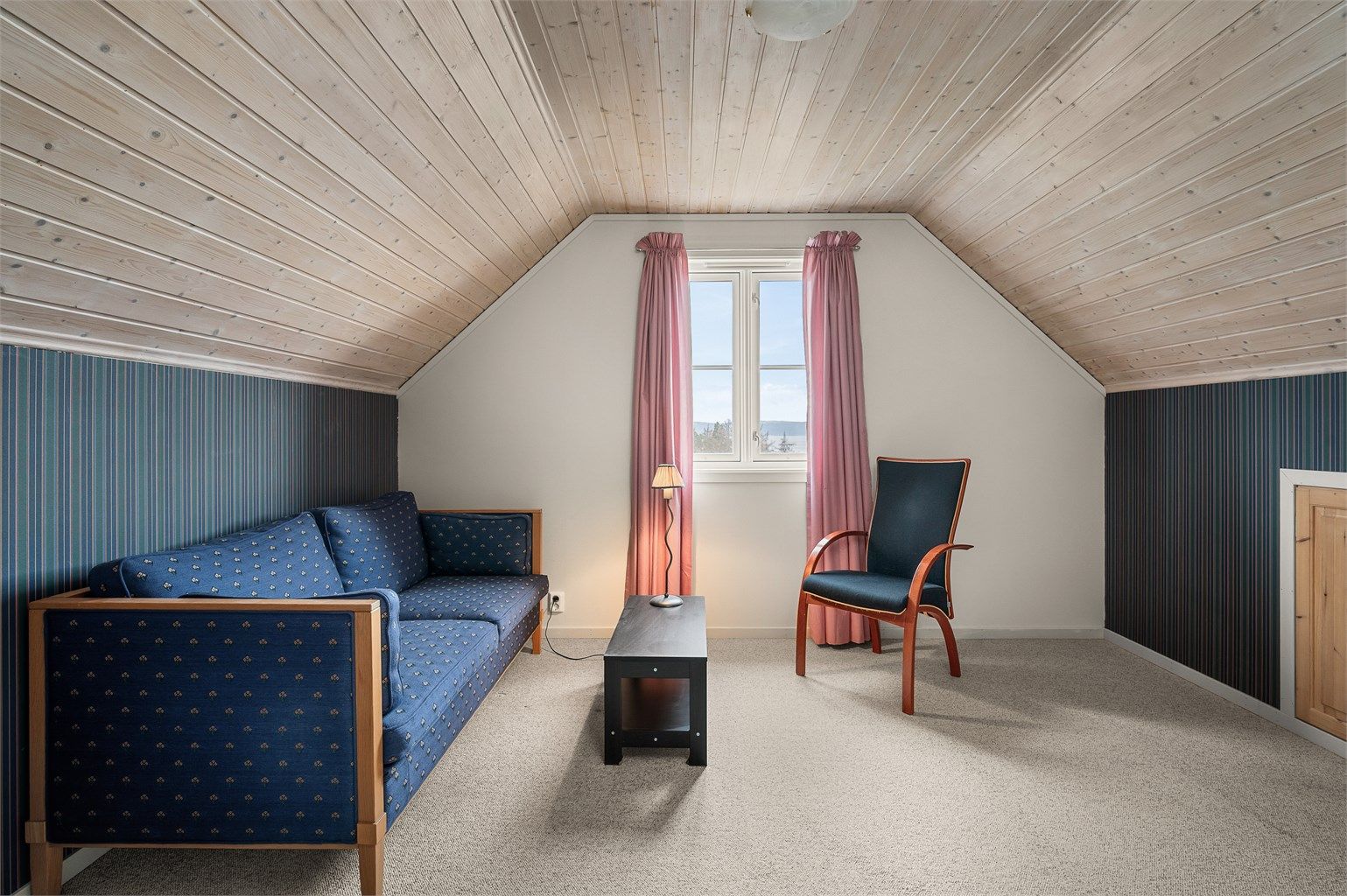 Rommet har fine lysforhold og god gulvplass og er velegnet som soverom, kontor eller et praktisk hobbyrom.