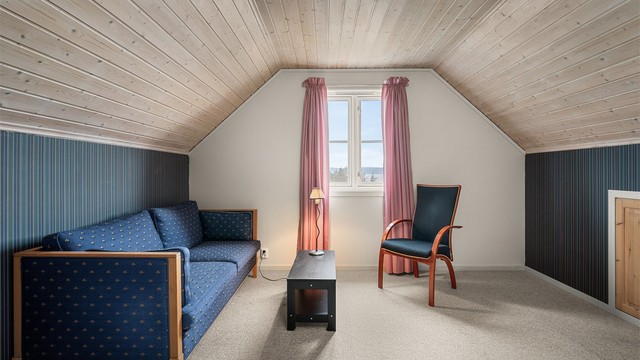 Rommet har fine lysforhold og god gulvplass og er velegnet som soverom, kontor eller et praktisk hobbyrom.