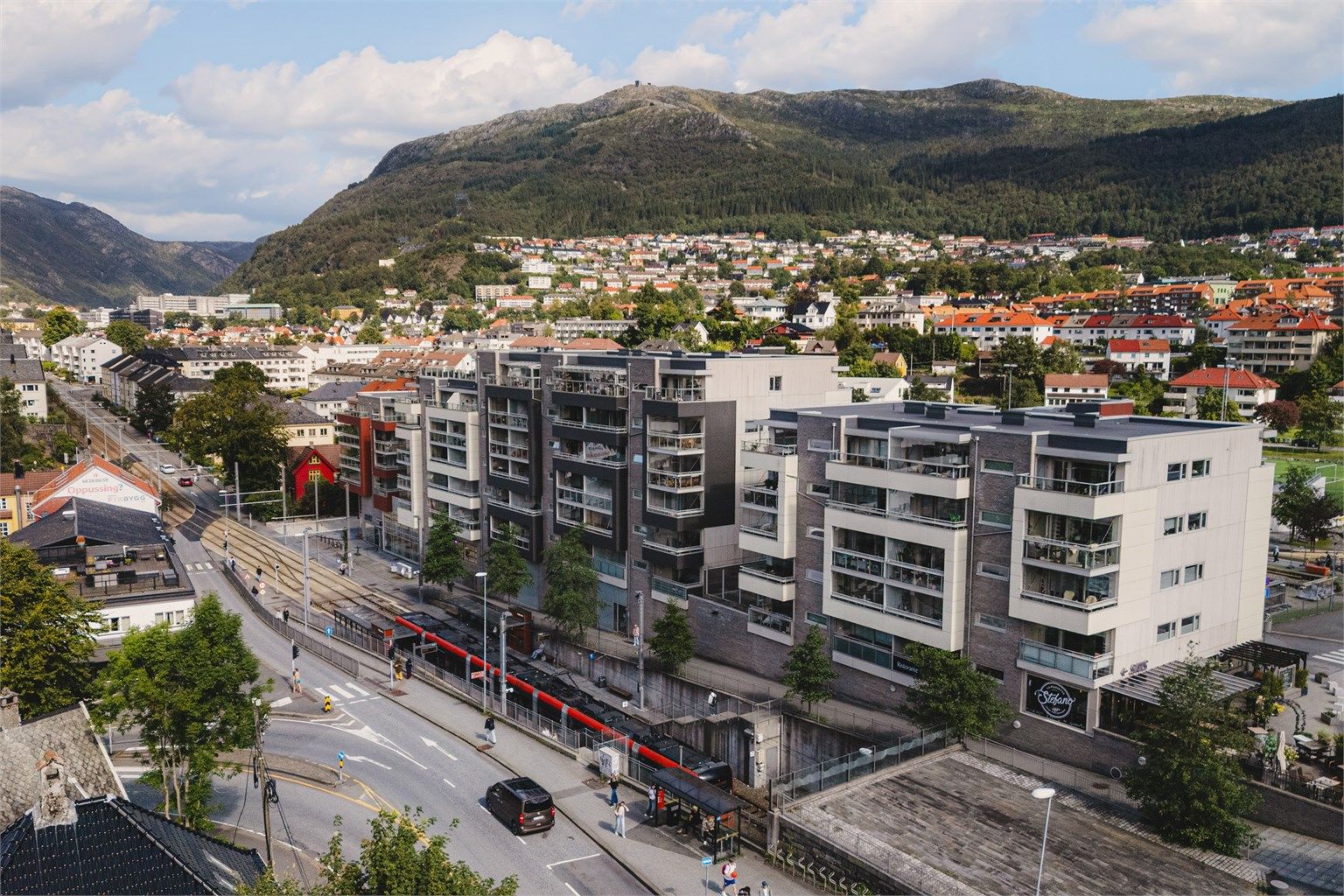 En sentral beliggenhet med alt du trenger i umiddelbar nærhet. Det inngang på begge sider av bygget.