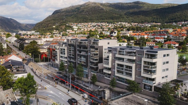 En sentral beliggenhet med alt du trenger i umiddelbar nærhet. Det inngang på begge sider av bygget.