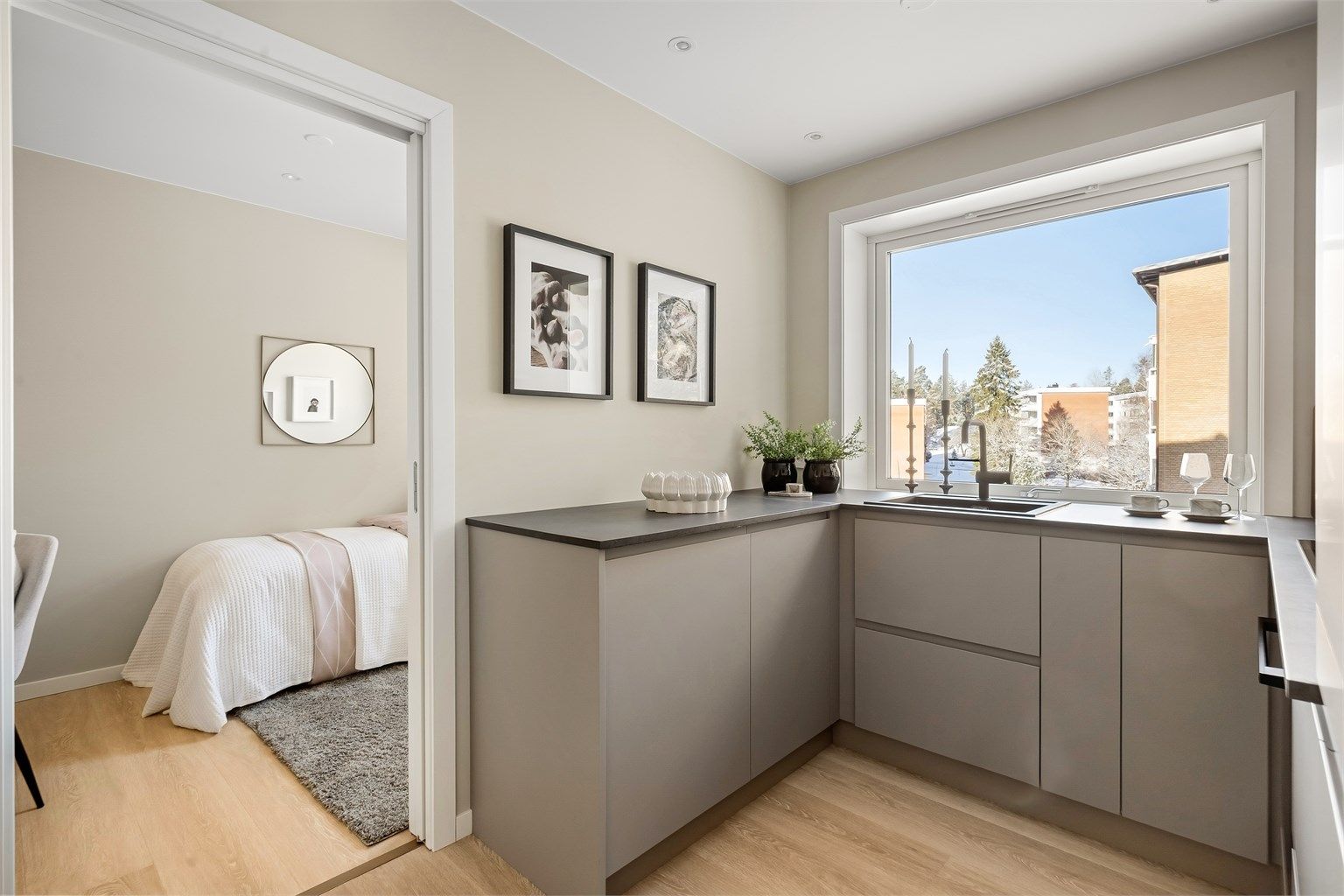 Kjøkkenet har en praktisk U-form som gir rikelig med arbeidsflate.