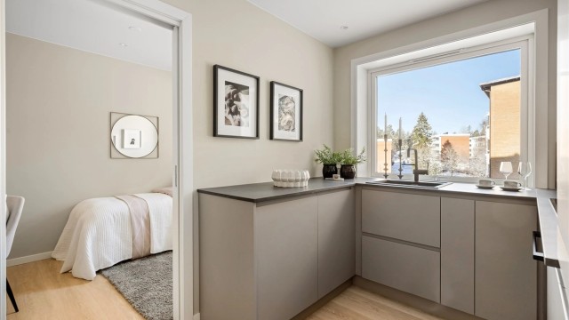 Kjøkkenet har en praktisk U-form som gir rikelig med arbeidsflate.