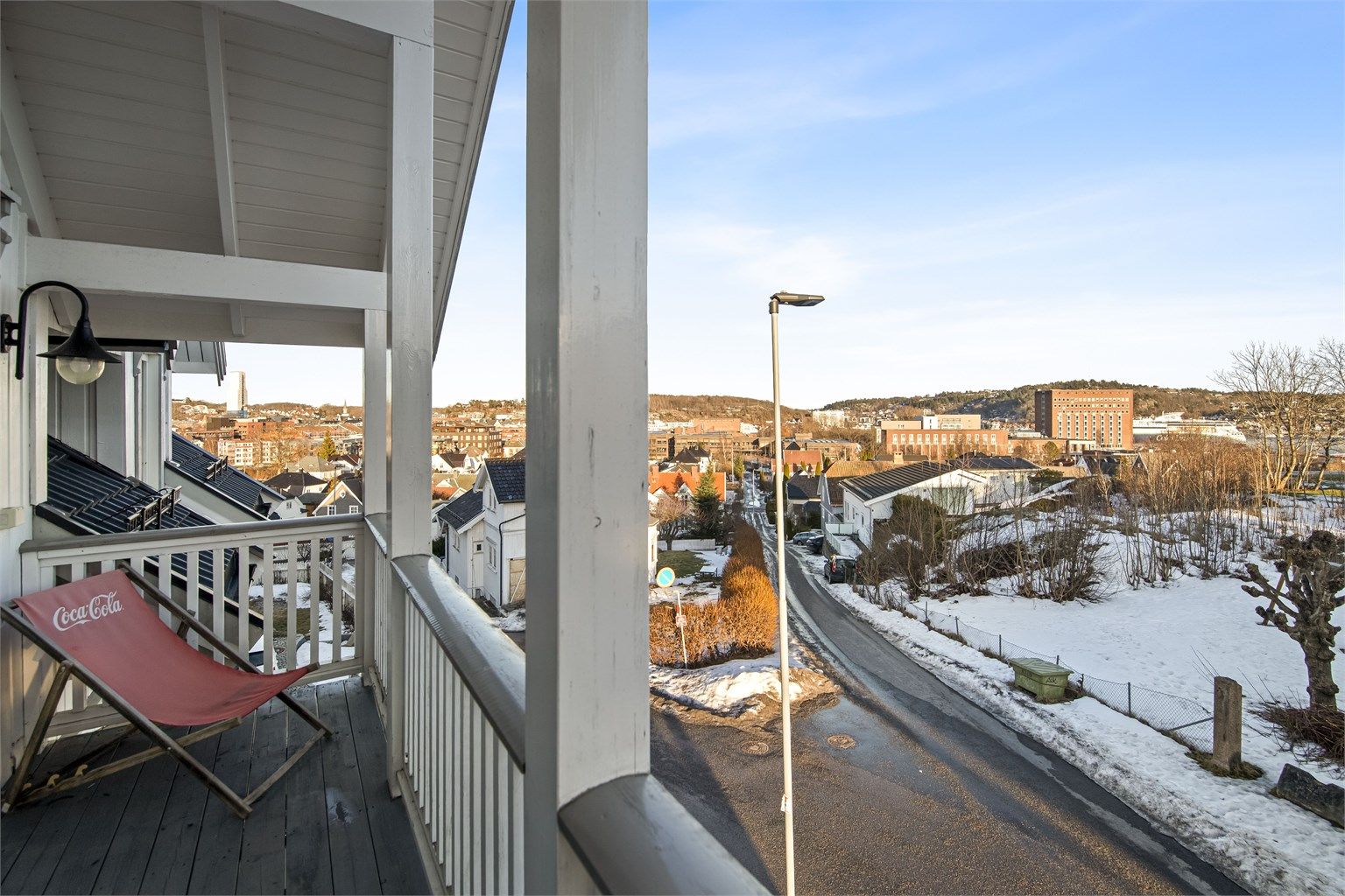 Fra stuen i 2. etasje er det utgang til egen luftebalkong.