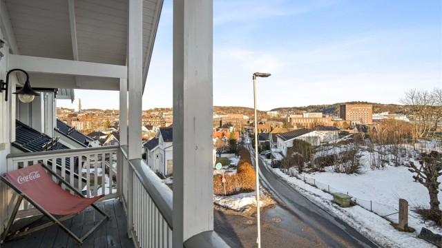 Fra stuen i 2. etasje er det utgang til egen luftebalkong.