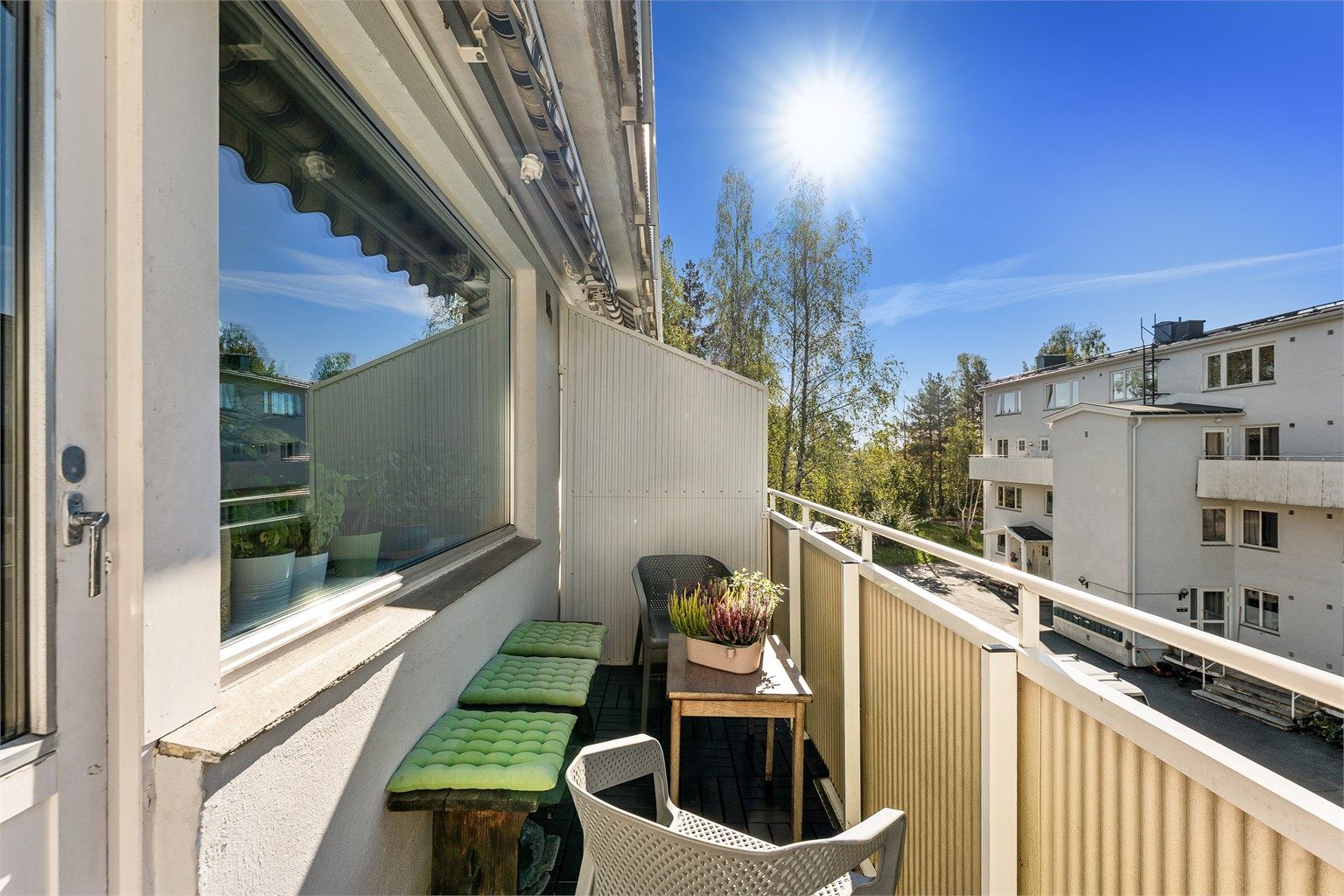 Her er det plass til en sittegruppe for å nyte utelivet.