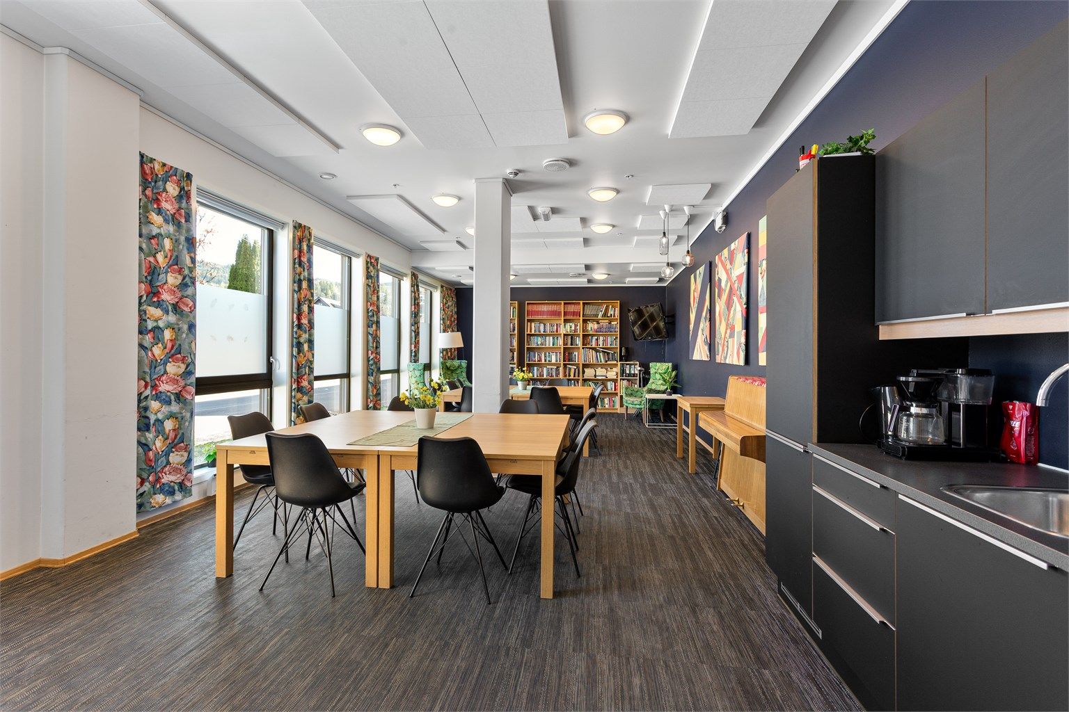 "Lillesalen", har du behov for en stor stue til familieselskaper så kan du sette deg på liste og låne rommet.