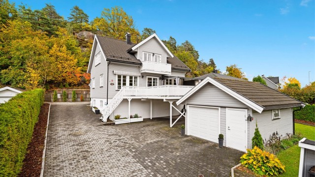 Stor og romslig innkjørsel med stor gårdsplass på baksiden