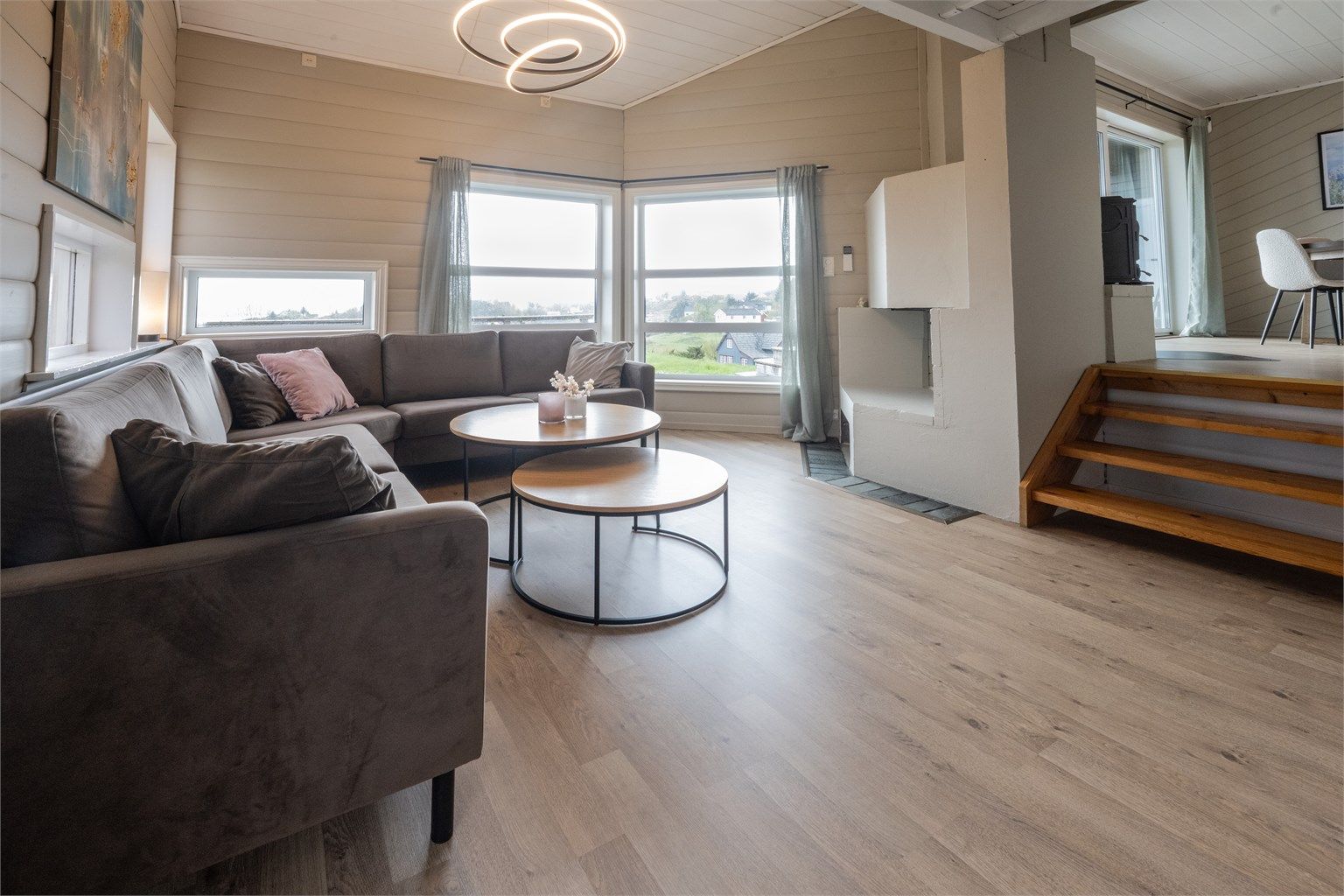Videre er boligen utstyrt med fire soverom, entré, gang og vaskerom. Det foreligger ikke opprinnelige tegninger for soverom på loft, og er av den grunn ikke godkjent til varig opphold.  