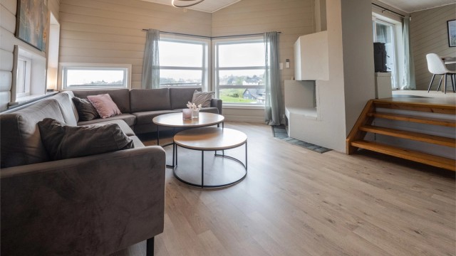 Videre er boligen utstyrt med fire soverom, entré, gang og vaskerom. Det foreligger ikke opprinnelige tegninger for soverom på loft, og er av den grunn ikke godkjent til varig opphold.
