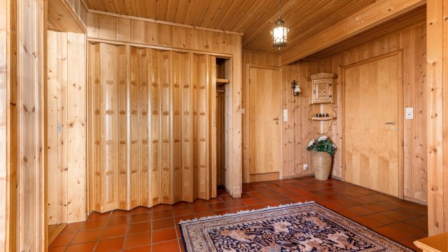 En stor garderobe med foldedør gir rikelig med plass til oppbevaring av yttertøy