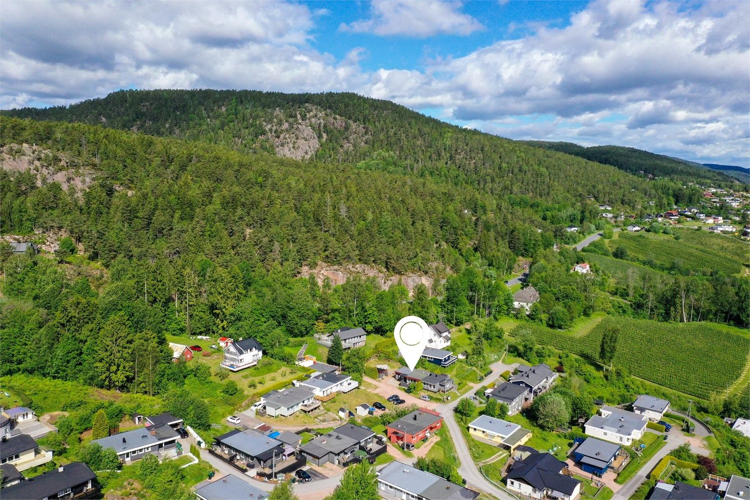 Boligen er beliggende i naturskjønne og barnevennlige omgivelser på Bergeråsen i Svelvik
