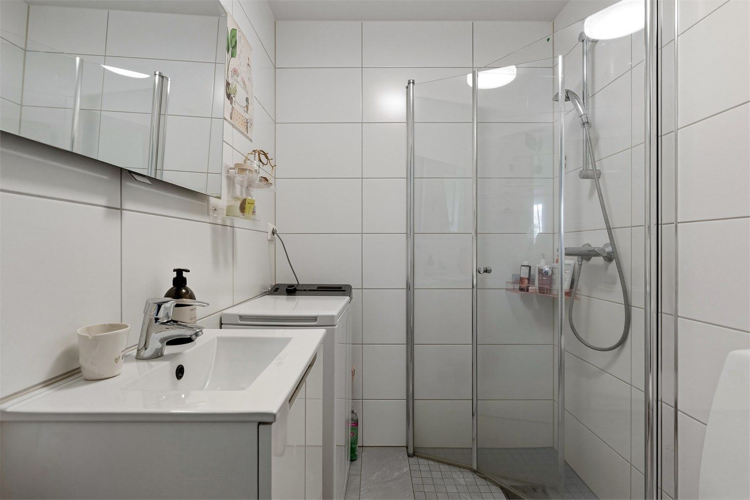 Flislagt bad med opplegg for vaskemaskin i hybeldelen