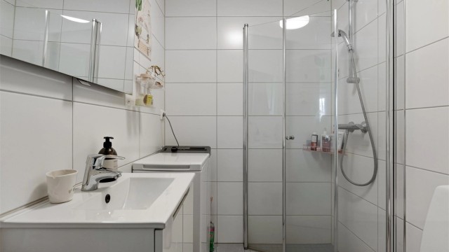 Flislagt bad med opplegg for vaskemaskin i hybeldelen