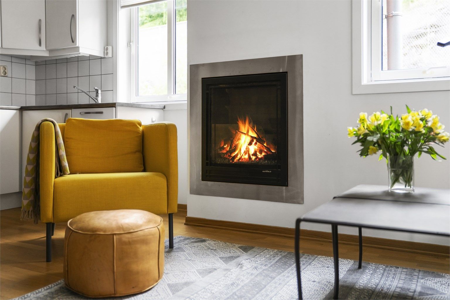 Leiligheten har hovedsakelig 3-stavsparkett, malte vegger og himling. I stuen er det det gasspeis fra felles gassanlegg, der man selv kan velge å benytte seg av dette.
