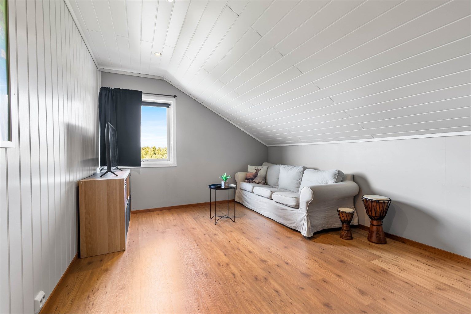 Soverommene på loftsetasjen er perfekt som gjesterom, kontor, tv-stue eller barnerom. 