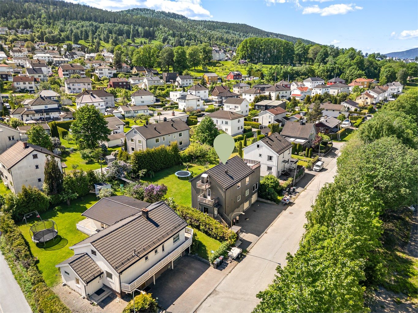 Det er under 1 km til flere barnehager, skoler og idrettsanlegg.
