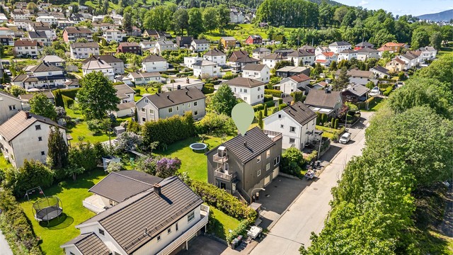 Det er under 1 km til flere barnehager, skoler og idrettsanlegg.