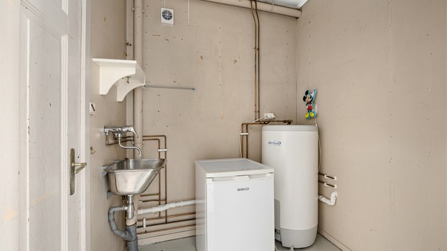Vaskerommet ligger mellom gangen og verkstedet i 1. etasje.