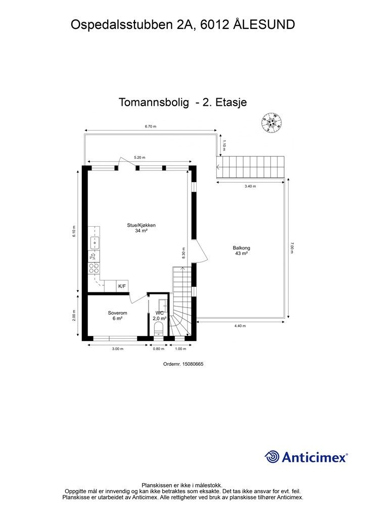Andre etasje er boligens sosiale hjerte med en åpen stue- og kjøkkenløsning, et toalettrom og et innredet rom. Herfra er det utgang til en stor, delvis overbygget veranda.