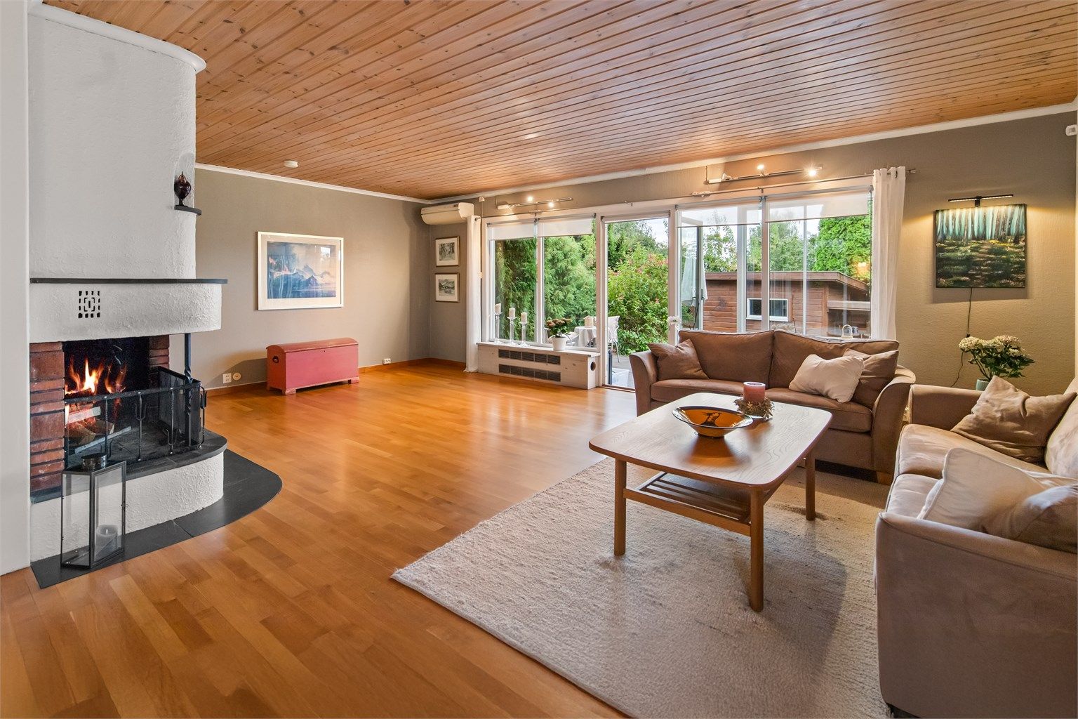 Boligen er fordelt på hovedetasje og kjeller, med funksjonell planløsning og perfekt for både familieliv og gjester.