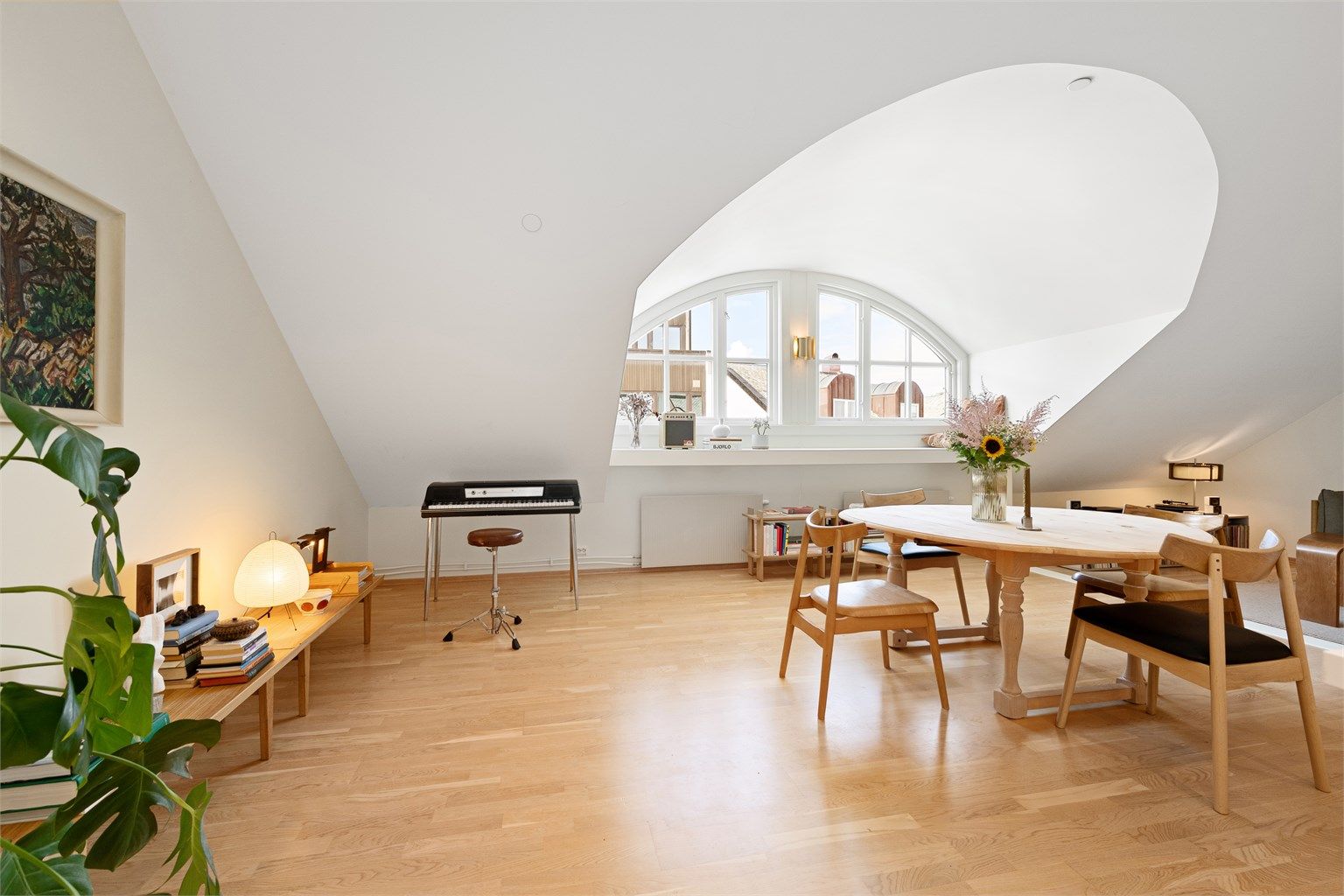 Store, åpne flater med god plass til både spisebord og flere sittegrupper.
