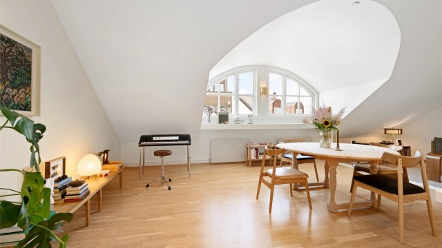 Store, åpne flater med god plass til både spisebord og flere sittegrupper.