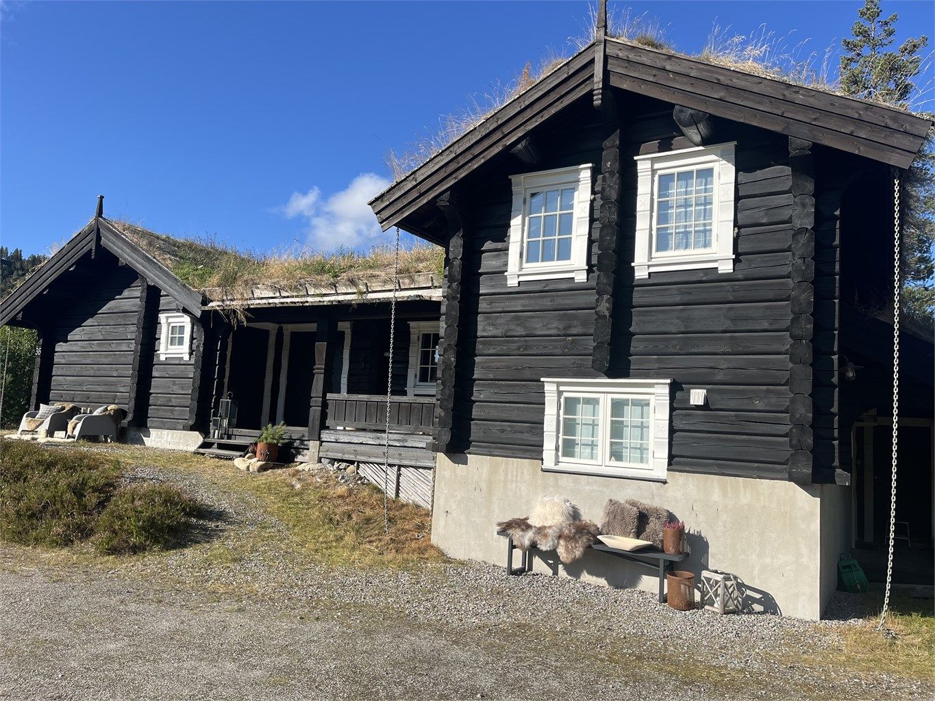 Velkommen til Løefjellstigen 36. Koselig inngangsparti.