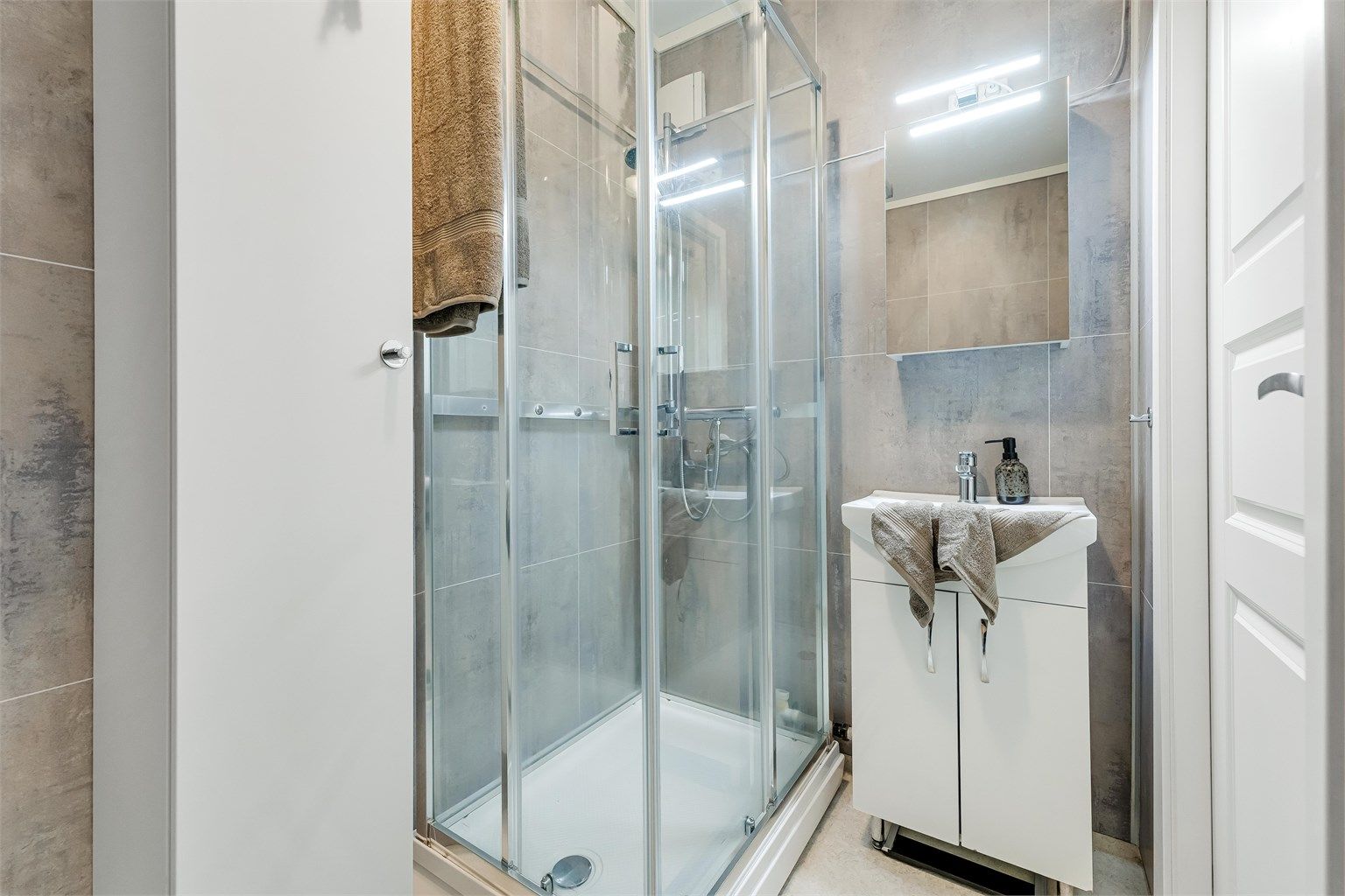Badet i denne etasjen ble også oppgradert i 2022.