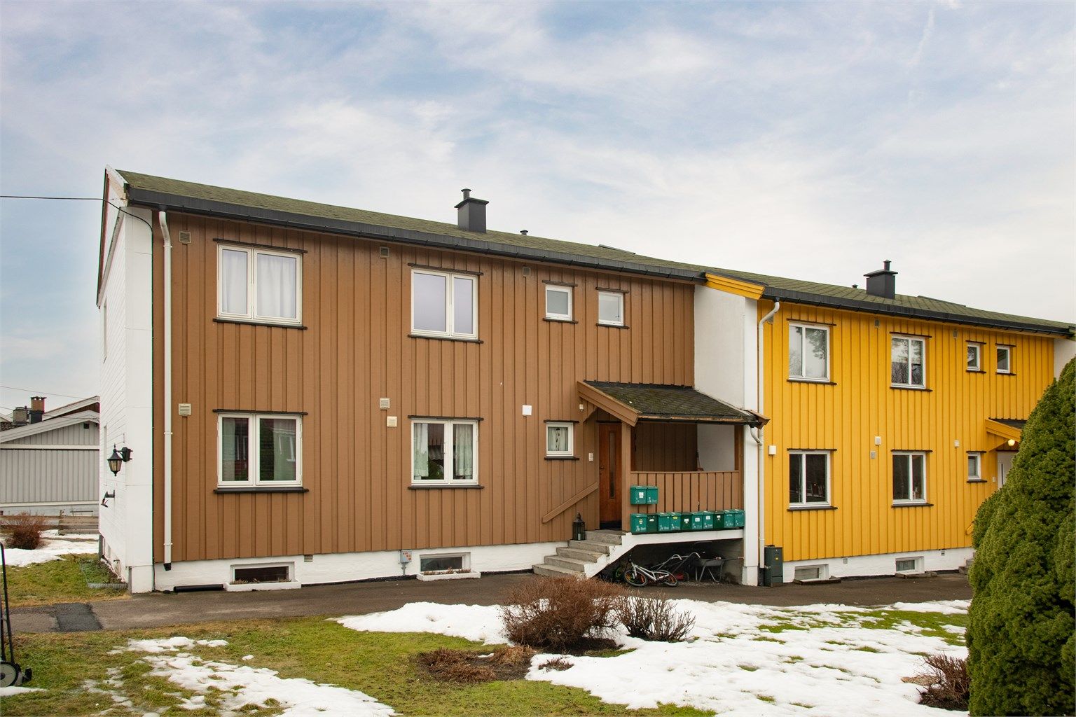 Her bor du rolig og sentralt til i en leilighet med unik og ettertraktet rekkehusfølelse!