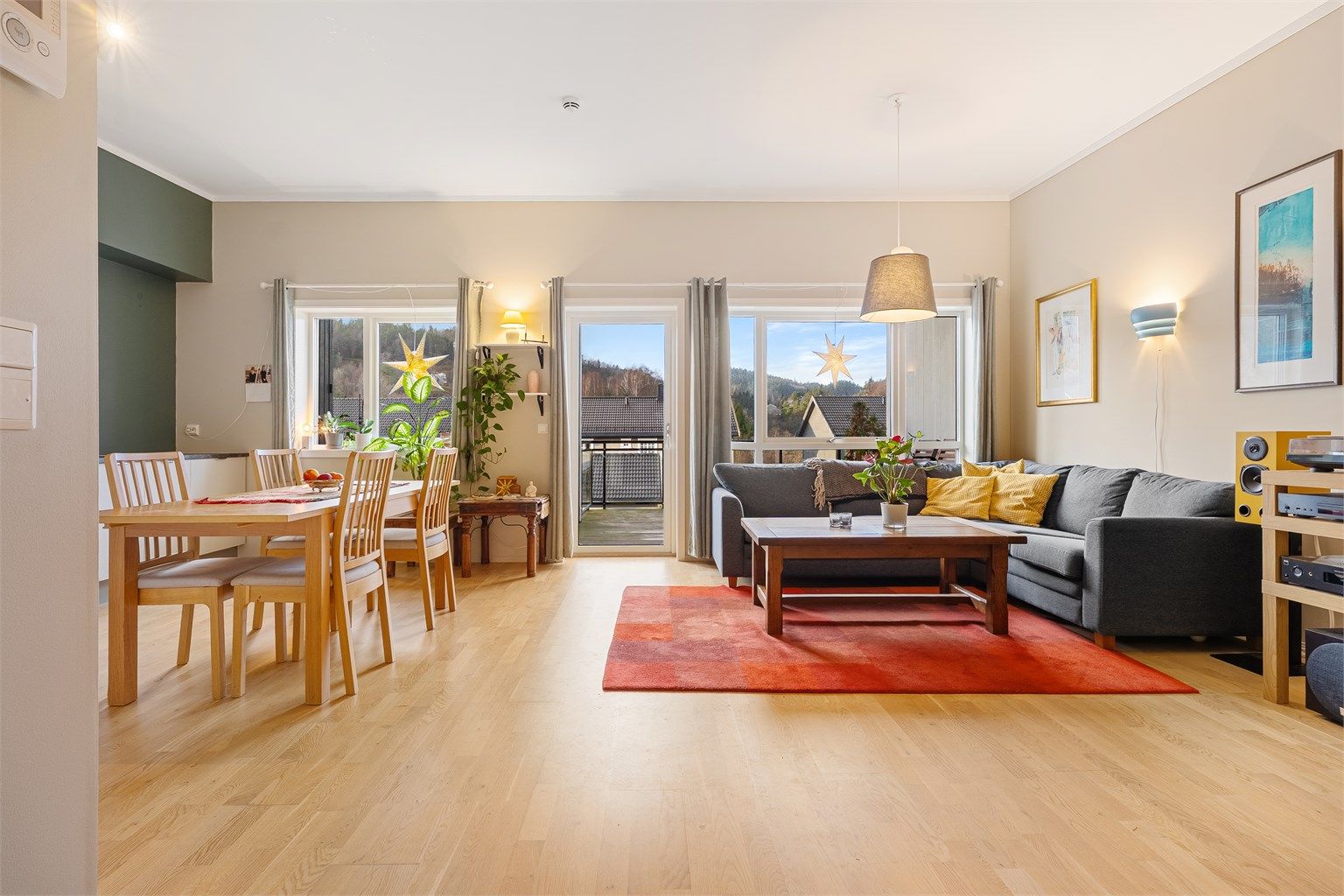 Det god takhøyde i stuen med hele, 2.7m. Her er det god plass til både sofagruppe, tv-seksjon og spisebord. 